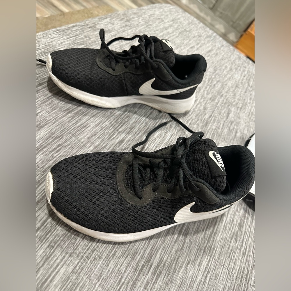 Woman’s 9 Nike shoes